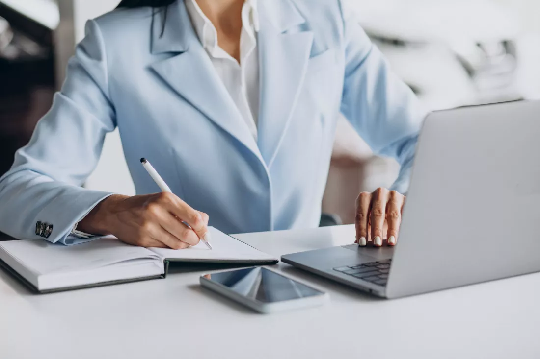 business-woman-working-office-computer